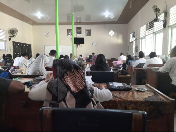 Rapat Guru dan Pegawai MAN 2 Semarang Tentang Tata Tertib Siswa